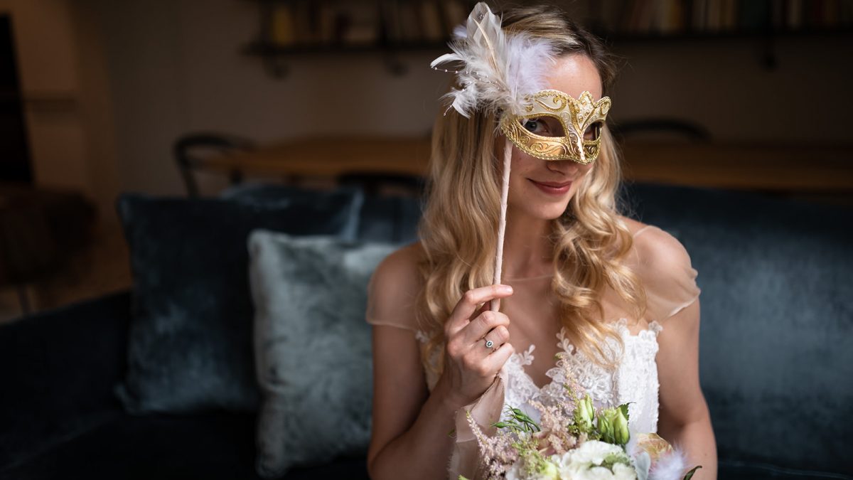 Wedding Editorial a Venezia: La sposa romantica diventa un incantevole angelo mascherato